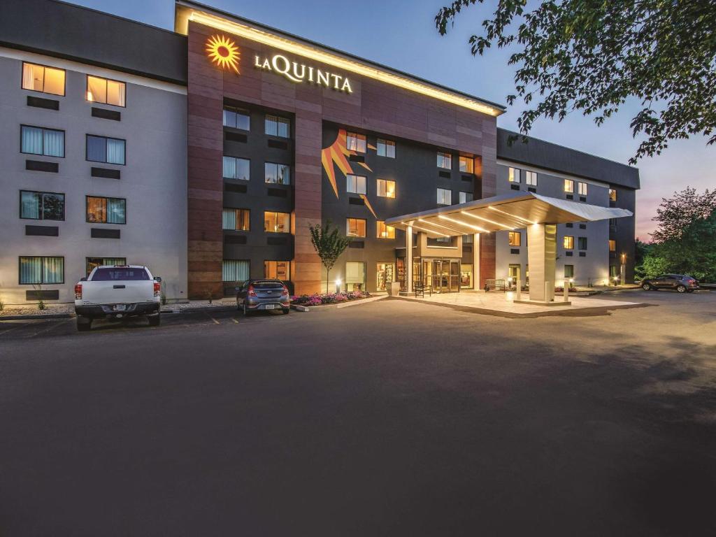 La Quinta Inn & Suites by Wyndham Hartford - Bradley Airport